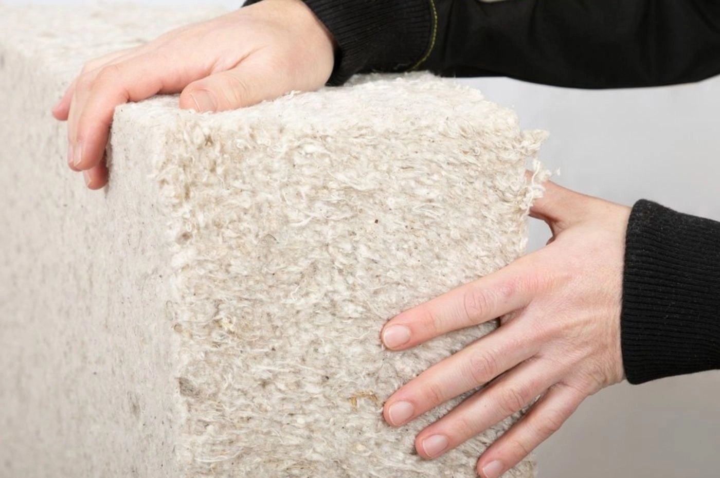 produit biofib trio soutenu par des mains