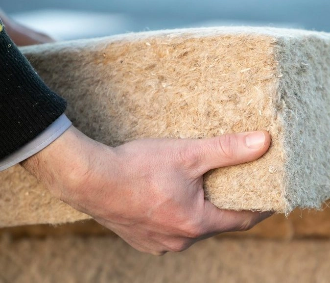 Produit biofib soutenu par une main