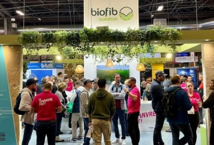 photo du stand de biofib à Batimat 2025 avec des visiteurs