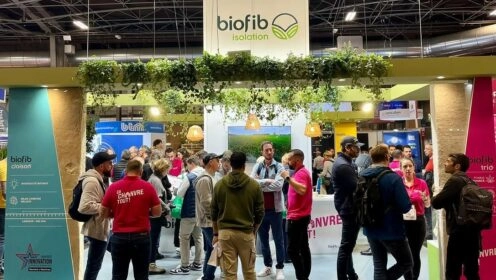 photo du stand de biofib à Batimat 2025 avec des visiteurs