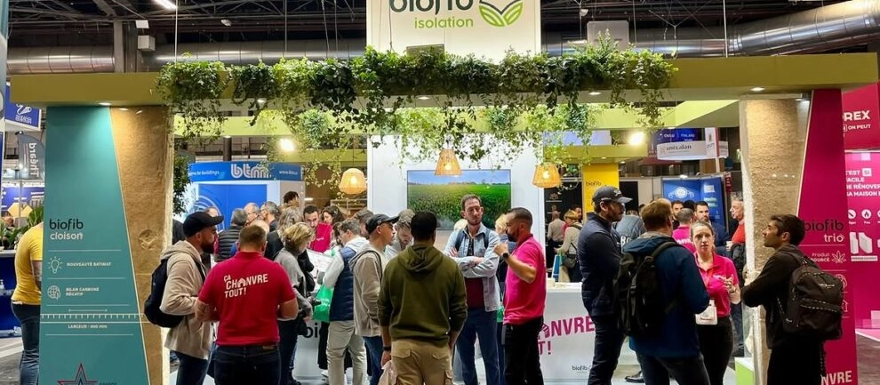 photo du stand de biofib à Batimat 2025 avec des visiteurs